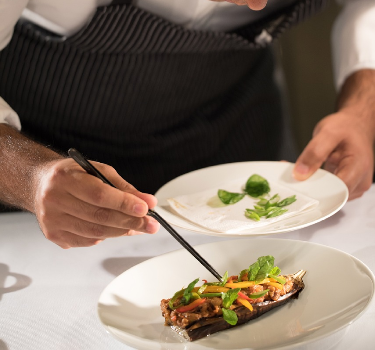 Cocinero sirviendo plato